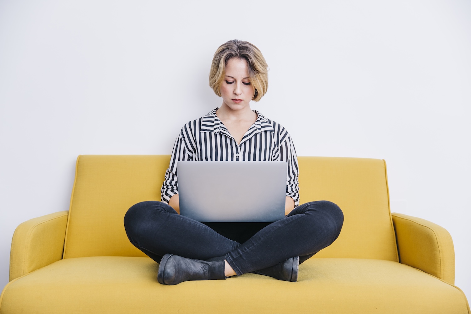 donna lavora al computer con una postura scorretta